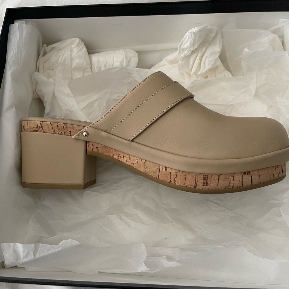CHANEL Women's Cream Mules with Gold Accent size39 - Picture 6 of 12